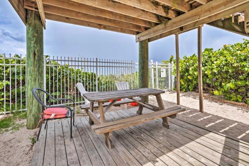 Pet-Friendly Jensen Beach Home Walk to Beach - image 10