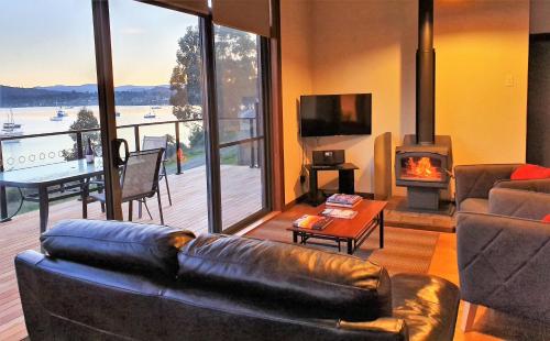 The Beach House- private jacuzzi and wood fire!