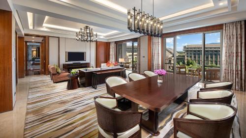 InterContinental Hotels KUNMING, an IHG hotel - Tap to explore photos