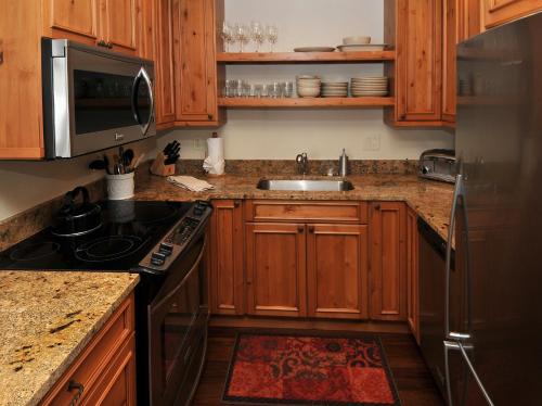 Lionshead Center #201 Condo - image 12