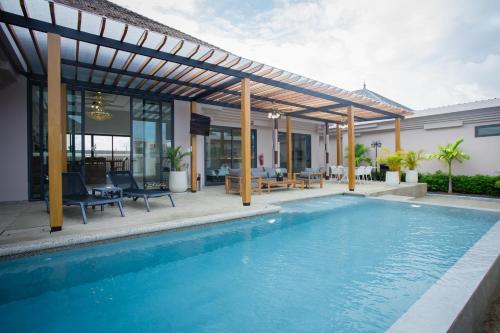 Gold Chariot Pool Villa, Phuket - SHA Plus Certified, pláž