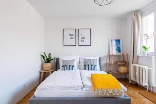 BRIGHT CHARMING Apt with TERRACE, PARKING & AirCo., Praha (fotografie 4)