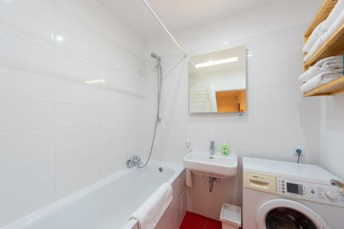 BRIGHT CHARMING Apt with TERRACE, PARKING & AirCo., Praha (fotografie 8)
