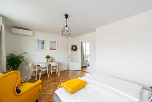 BRIGHT CHARMING Apt with TERRACE, PARKING & AirCo., Praha (fotografie 6)