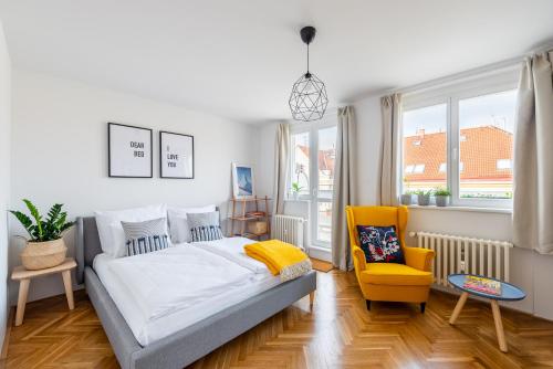 BRIGHT CHARMING Apt with TERRACE, PARKING & AirCo., Praha