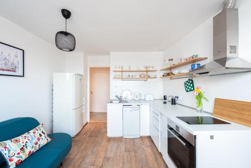 BRIGHT CHARMING Apt with TERRACE, PARKING & AirCo., Praha (fotografie 5)