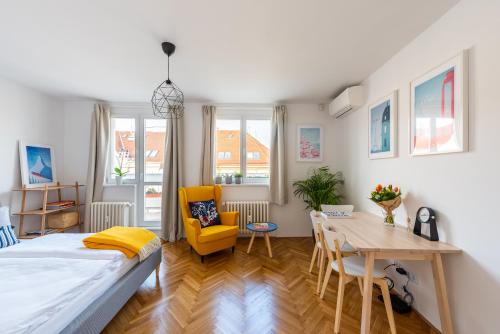 BRIGHT CHARMING Apt with TERRACE, PARKING & AirCo., Praha (fotografie 3)