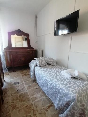 1 double bed, 1 twin bed