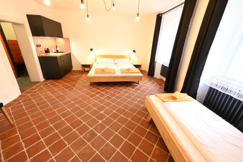 1 queen bed, 1 twin bed