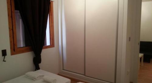 One-Bedroom Apartment image 9