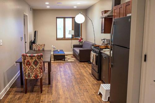 Honeycomb Hideout Close to DT Albany King Bed - Apartment - Rensselaer