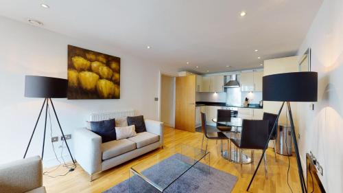 Two Bedroom Serviced Apartment in Indescon Square, Canary Wharf - image 5