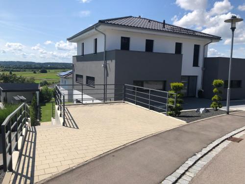 Moderne Ferienwohnung mit Terrasse und Garten