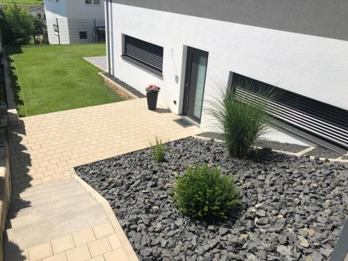 Moderne Ferienwohnung mit Terrasse und Garten