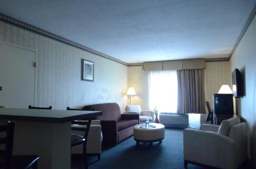 Rodeway Inn & Suites Bradley Airport