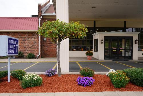 Rodeway Inn & Suites Bradley Airport