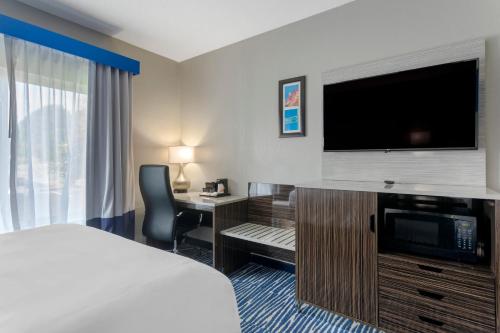 Comfort Inn & Suites - main image