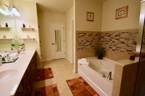 Luxury Townhouse with Oversized Master near Halcyon in Alpharetta, USA