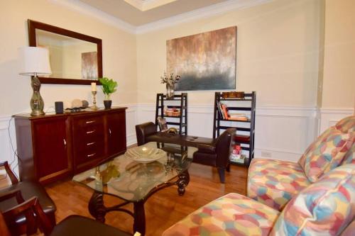 Luxury Townhouse with Oversized Master near Halcyon in Alpharetta, USA