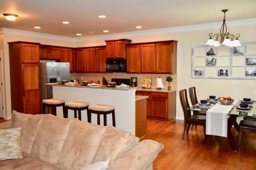 Luxury Townhouse with Oversized Master near Halcyon in Other