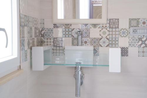 Deluxe Suite with Spa Bath image 1