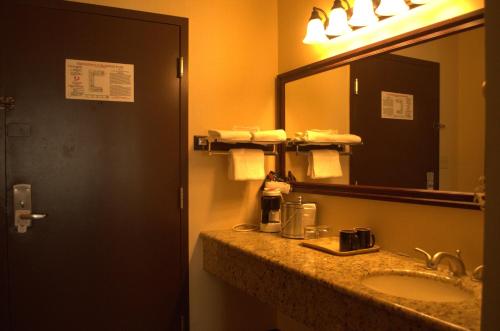 Rodeway Inn & Suites Bradley Airport