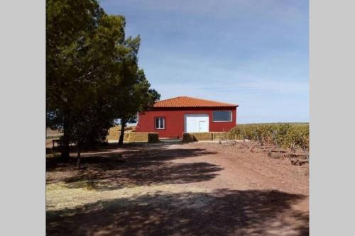 . Casita de campo con vistas a una laguna