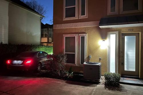 Private Townhouse by the Heights area and Downtown