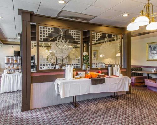 Rodeway Inn & Suites Bradley Airport