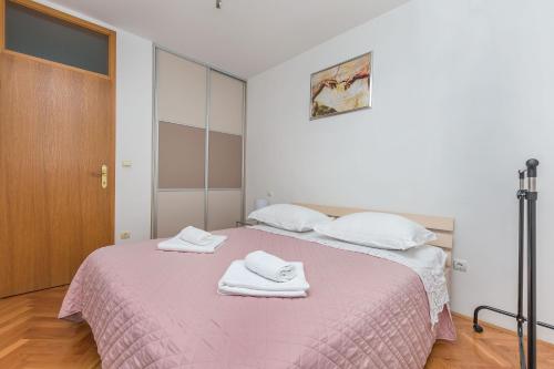 One-Bedroom Apartment image 4