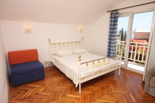 Apartments by the sea Brist, Makarska - 6813