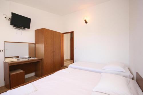 One-Bedroom Apartment with Balcony and Sea View room in Apartments with a parking space Makarska - 6844
