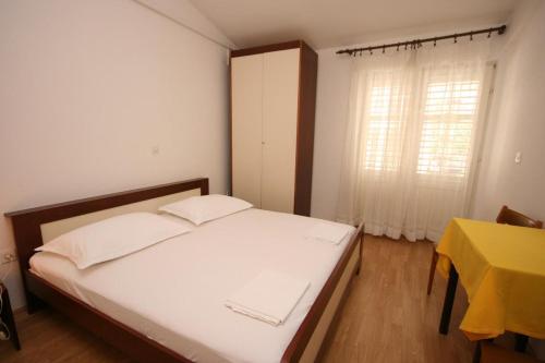 Two-Bedroom Apartment with Balcony and Sea View room in Apartments with a parking space Makarska - 6844