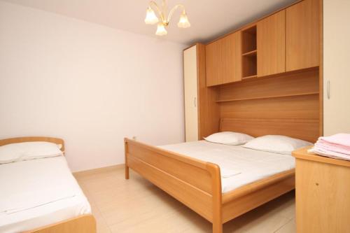 One-Bedroom Apartment with Terrace room in Apartments with a parking space Makarska - 6844