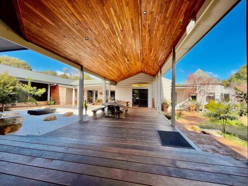 Exterior view of Grape Juice Retreat Rustic romantic gateway 5mins to beaches & town