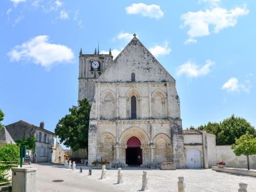 Scenic Holiday Home in Saint-Savinien with Jacuzzi, Garden gîte à louer La Jard