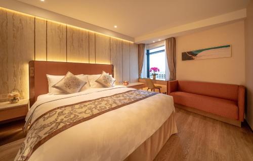 Double Room with Harbour View image 3