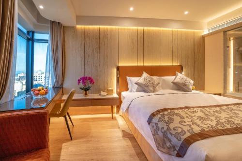 Double Room with Harbour View image 2