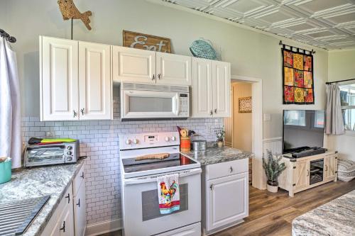 Cozy Pet-Friendly Cottage Walk to White Lake - image 6
