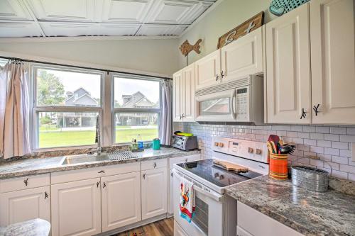 Cozy Pet-Friendly Cottage Walk to White Lake - image 7