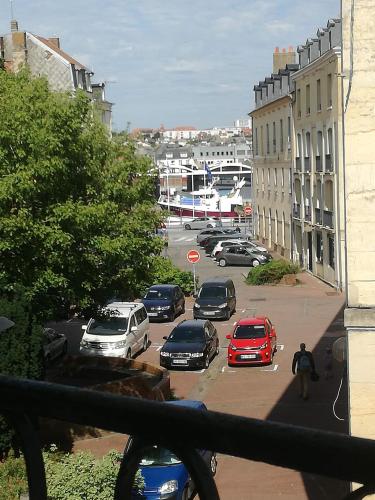 Très beau studio sur Dieppe place Louis Vitet ensoleillé du matin au soir en centre-ville, chambre d'hôte Neuville-lès-Dieppe