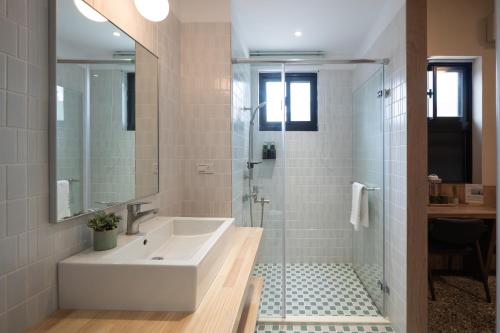 Bathroom, 東皋歇暝-鹿港民宿 Tang-ko Hioh-mi- Lukang Guesthouse near Rou Yuan Lin Taiwanese Meatball (Bawan)