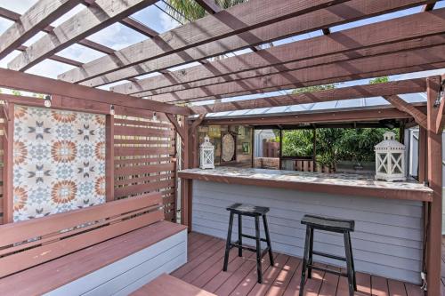 Tropical Home with Outdoor Oasis 2 Mi to Beach - image 7