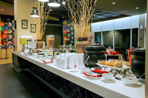 Food and beverages, ibis Surabaya City Center Hotel in Surabaya