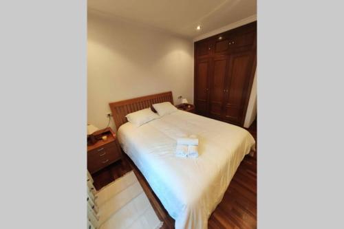  Piso Céntrico con Terraza y Garaje Para Tu Familia in Baiona