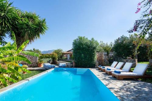 A 3bedroom country house, with pool close to beach