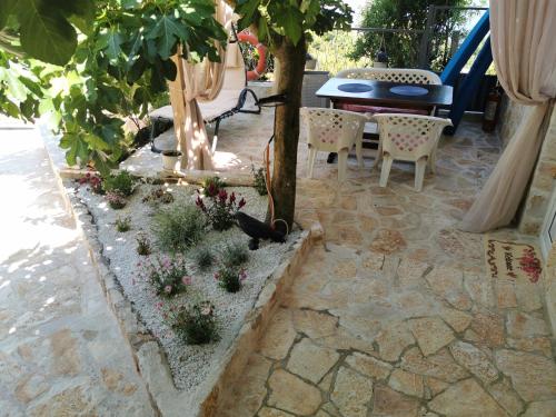 Taman, STUDIO Carpe Diem in Utjeha