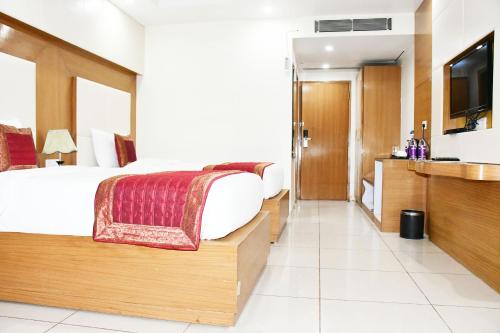 Deluxe Twin Room image 2