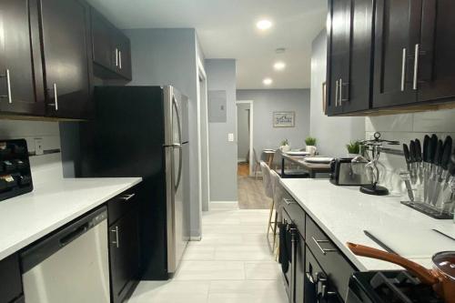 Reduced Priced! Apt by American Dream, Sleeps 6 in แฮสบรอคไฮทส์ (NJ)