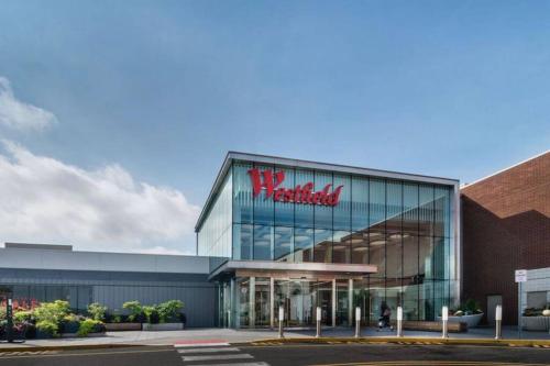 Reduced Priced! Apt by American Dream, Sleeps 6 in แฮสบรอคไฮทส์ (NJ)